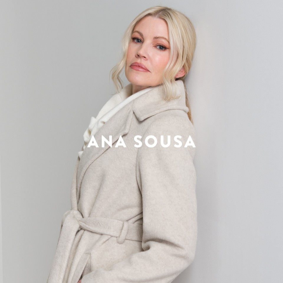 Descubra as últimas tendências em moda para mulher na ANA SOUSA online. Vestidos, casacos, jeans, sais, calções, blusas, tops, t-shirts, calçado e acessórios. 