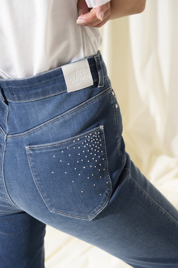 Jeans de cinta subida detalhes no bolso
