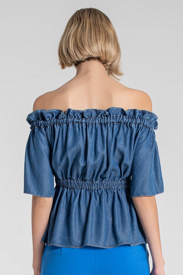 Uncovered shoulders blouse